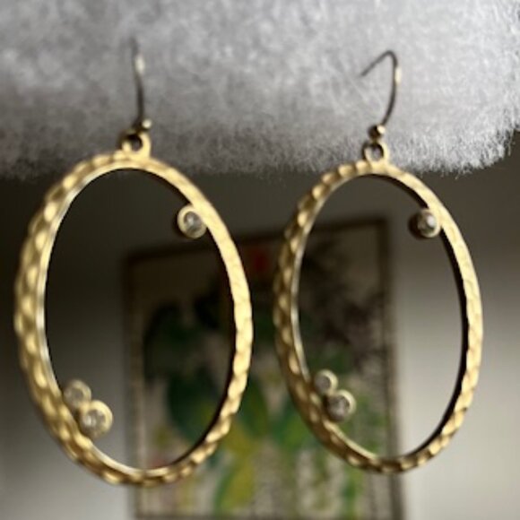🧡3/15 Gold Color Oval Textured Hoop Hook Earrings with Sparkling Stones - Picture 2 of 6